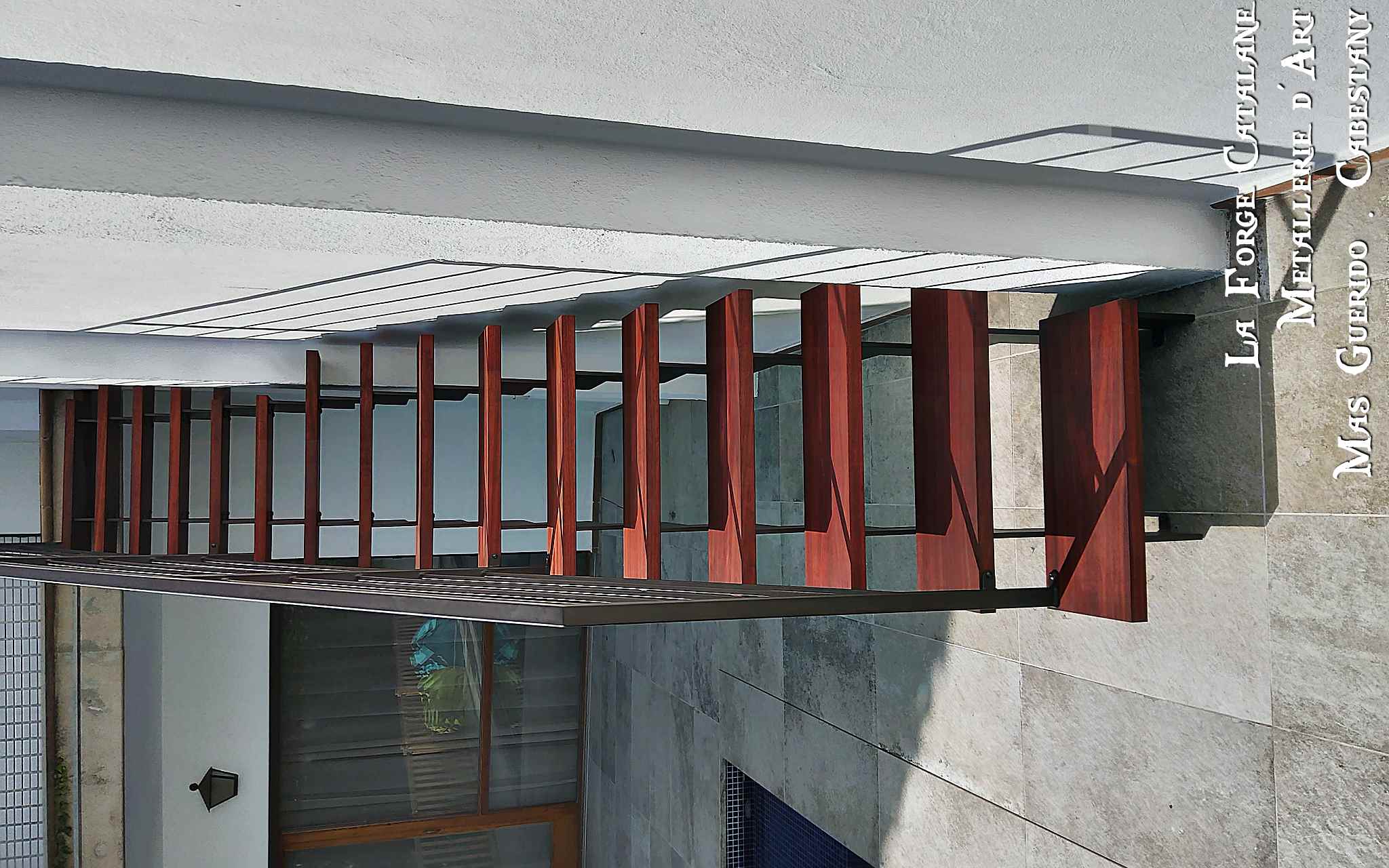 Escalier en fer plat lateraux marches fer bois massaranduba lames laser forge catalane (2).jpg